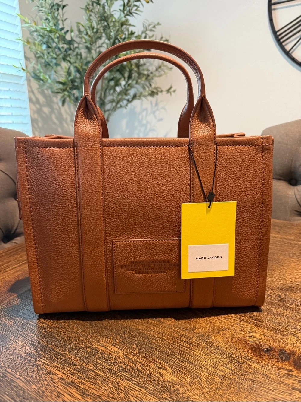 THE LEATHER MEDIUM TOTE BAG by Marc Jacobs